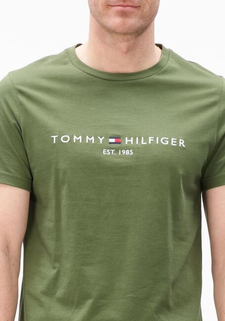 Olijf TOMMY HILFIGER T-shirt TOMMY LOGO TEE - large