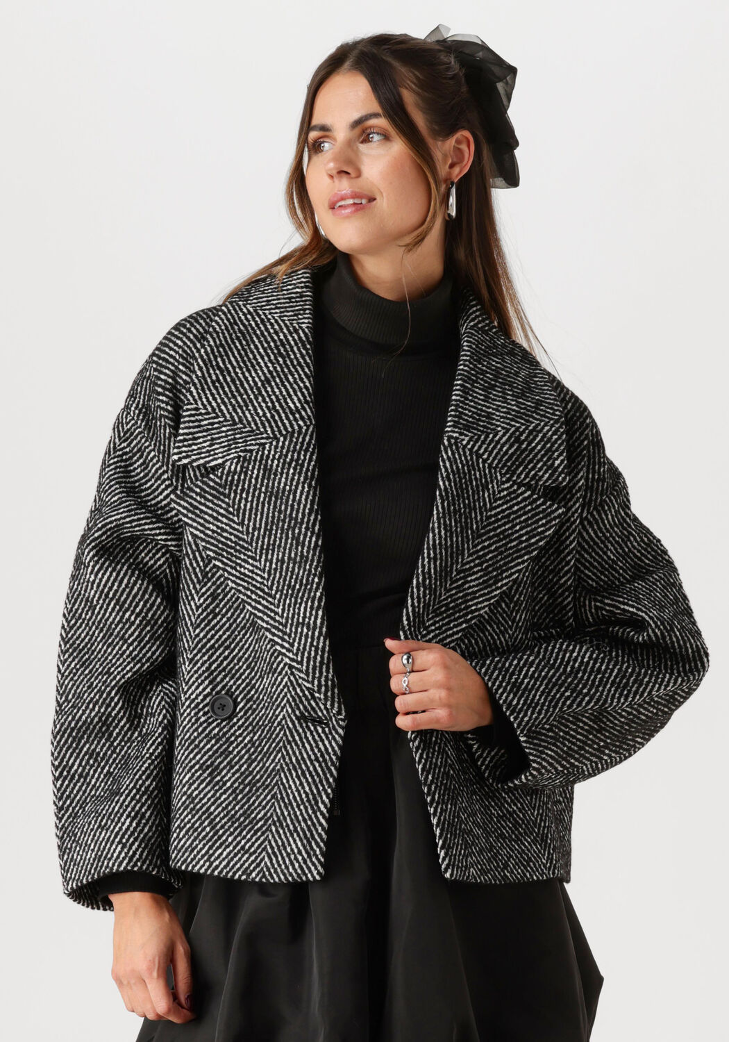 My Essential Wardrobe Zwarte Korte Jas voor Stijlvolle Vrouwen Black Dames