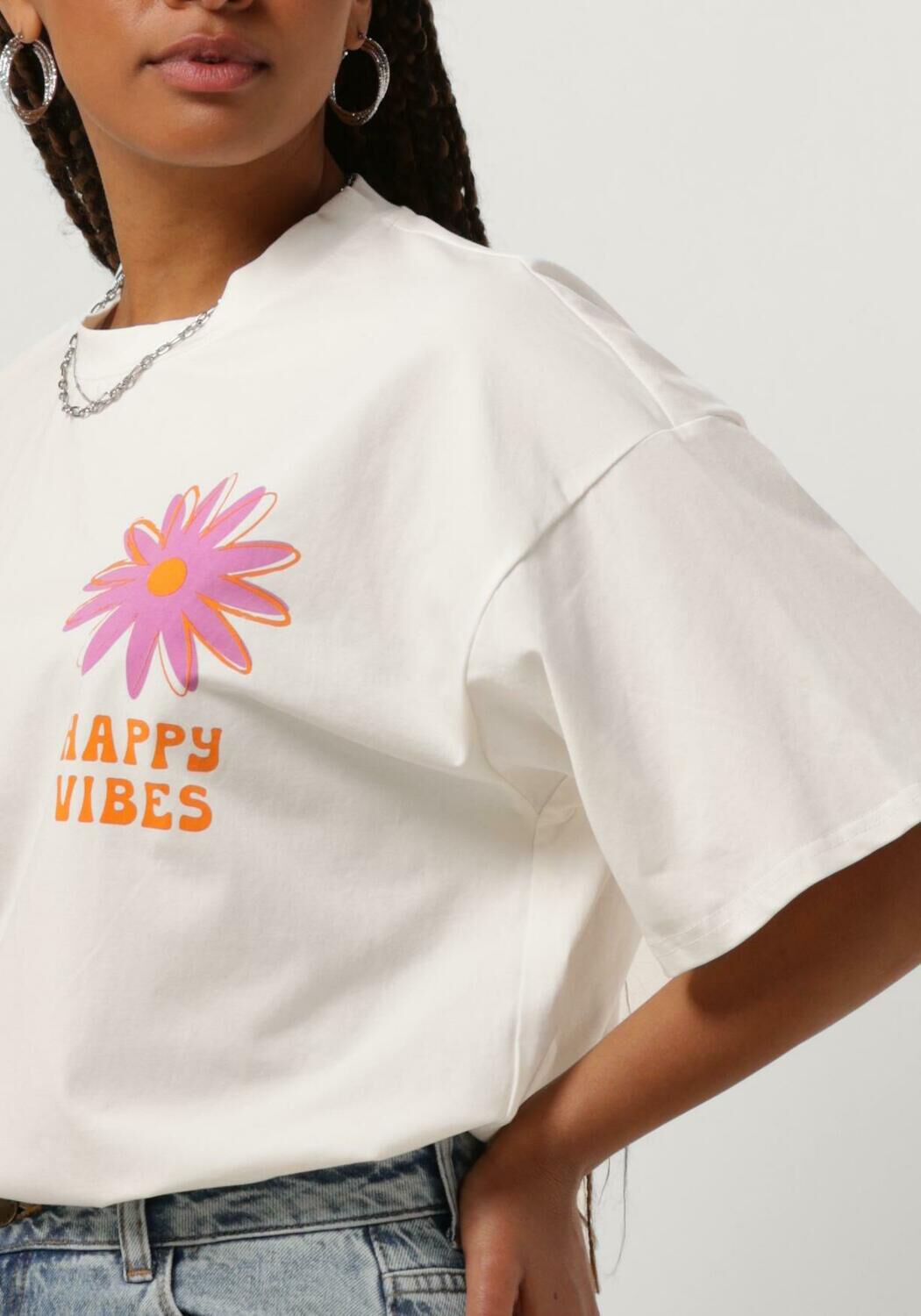 YDENCE Dames Tops & T-shirts T-shirt Happy Vibes Gebroken Wit