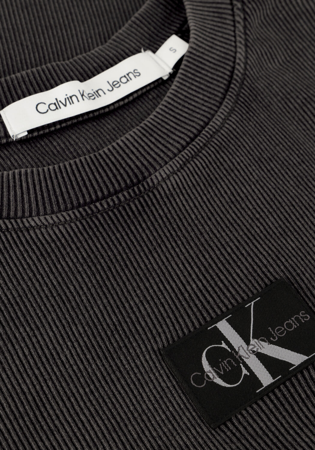 Zwarte CALVIN KLEIN T-shirt LABEL WASHED RIB SLIM TEE - large
