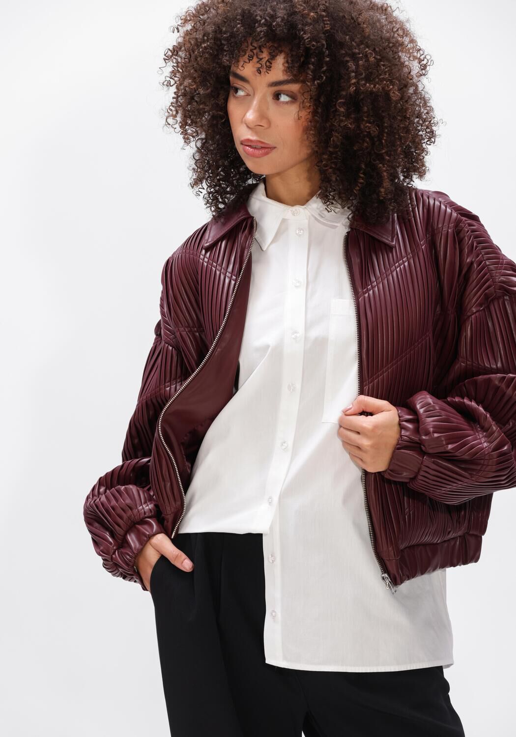 Bordeaux ALIX THE LABEL Gewatteerde jas LADIES WOVEN PLEATED FAUX LEATHER BOMBER - large