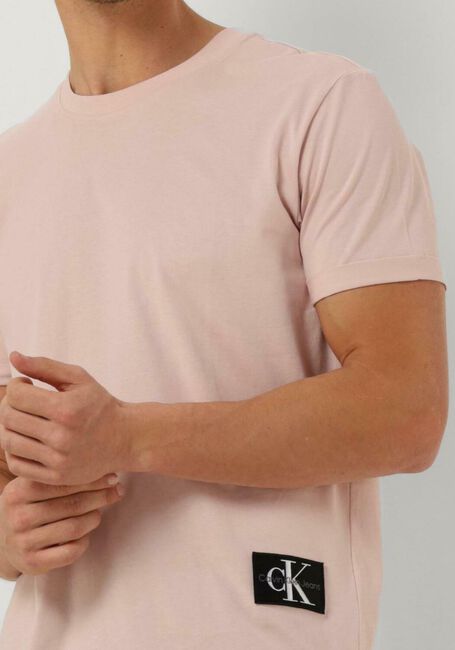 Lichtroze CALVIN KLEIN T-shirt BADGE TURN UP SLEEVE - large