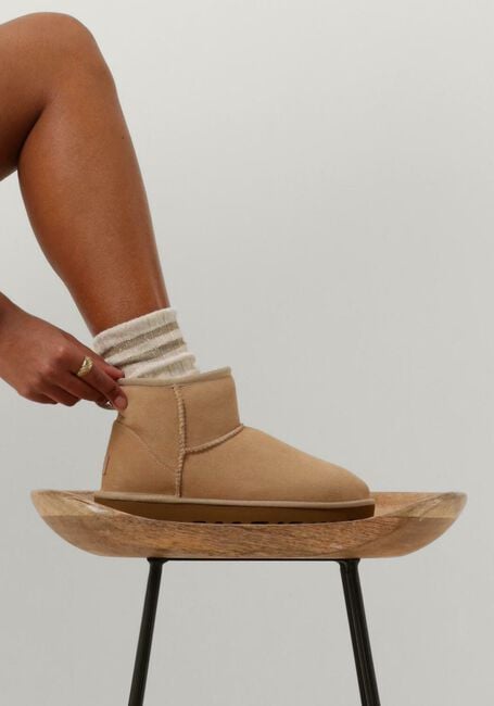 Beige UGG Vachtlaarzen W CLASSIC MINI II Beige UGG Vachtlaarzen W CLASSIC MINI II - large