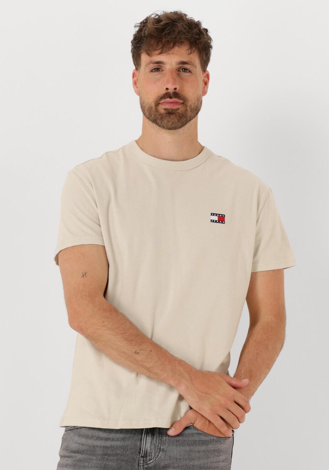 TOMMY JEANS Heren Polo's & T-shirts Tjm Reg Badge Tee Ext Beige