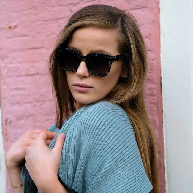 Grijze IKKI Zonnebril HOLLY Grijze IKKI Zonnebril HOLLY - large