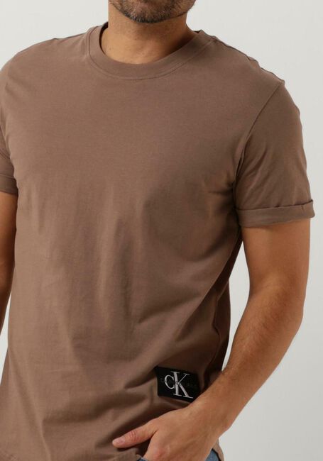 Bruine CALVIN KLEIN T-shirt BADGE TURN UP SLEEVE - large