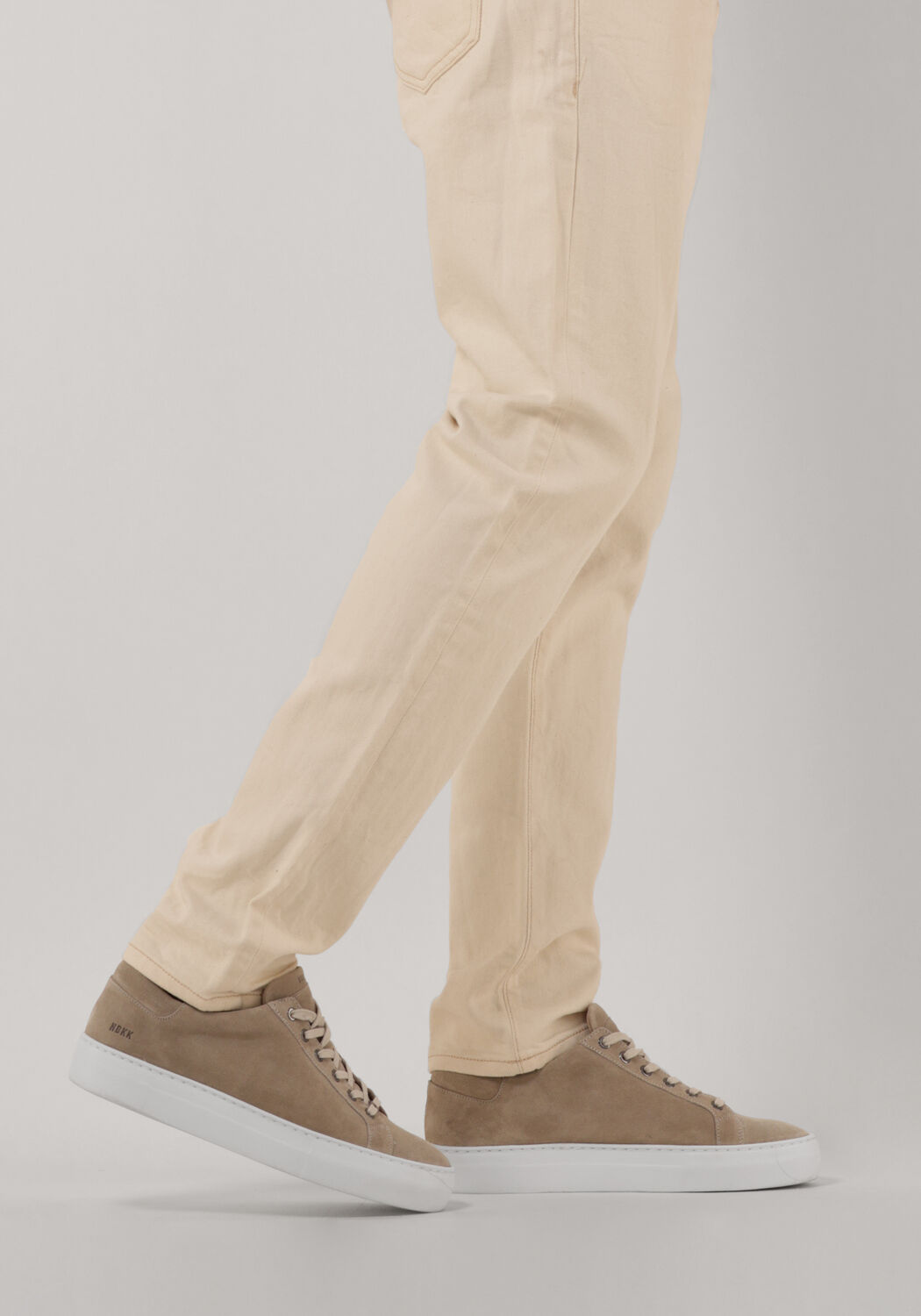 Welke Schoenen Witte Sneakers Onder Pak Donkerblauw Pak Schoenen