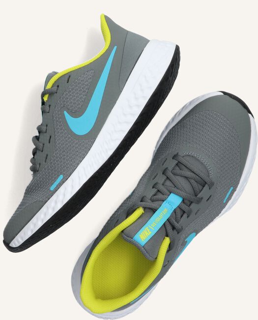 Grijze NIKE Lage sneakers REVOLUTION 5 (GS) Grijze NIKE Lage sneakers REVOLUTION 5 (GS) - large