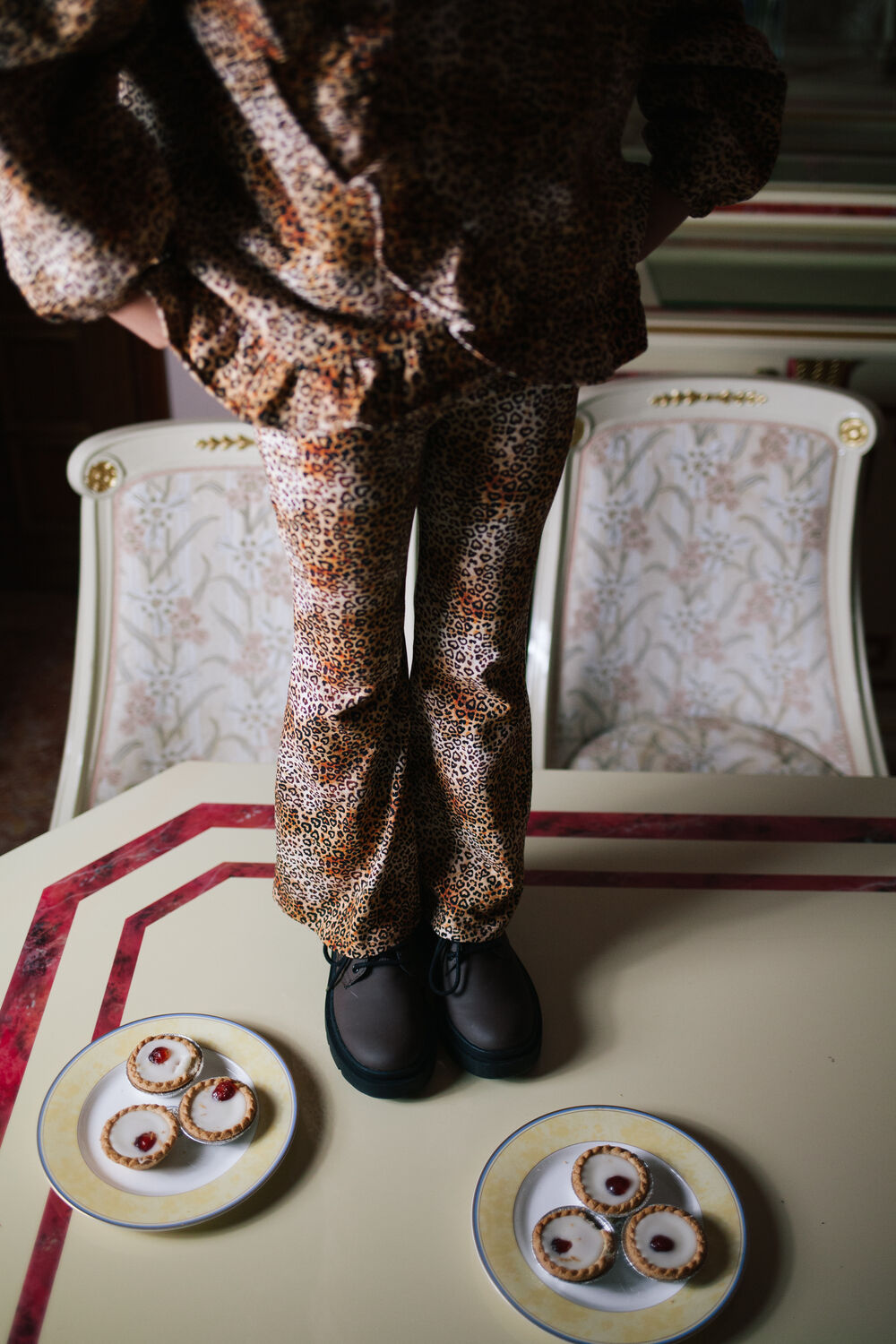 Bruine DAILY BRAT Flared broek LEOPARD HEART FLARED PANTS - large