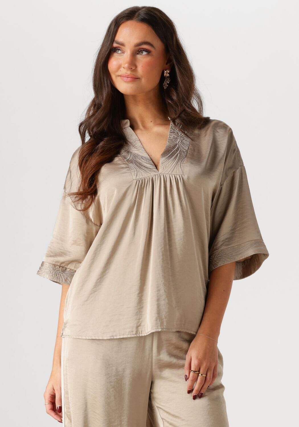 NUKUS Dames Tops & T-shirts Nina Top Silky Bruin