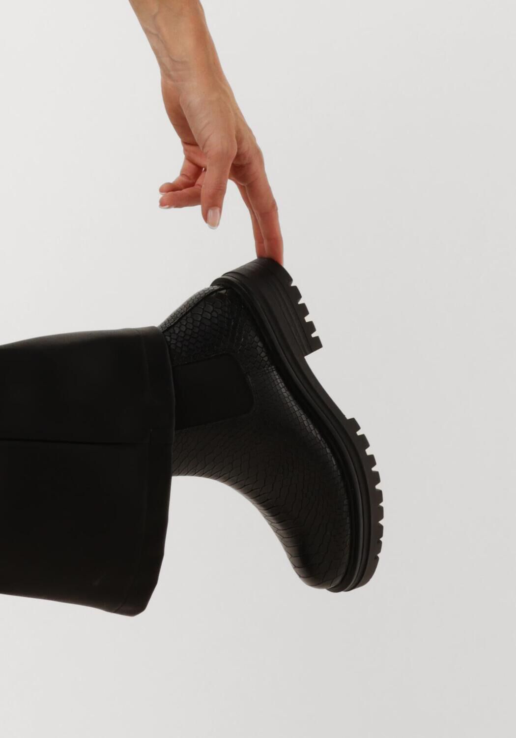 Zwarte OMODA Chelsea boots MONK-24 - large