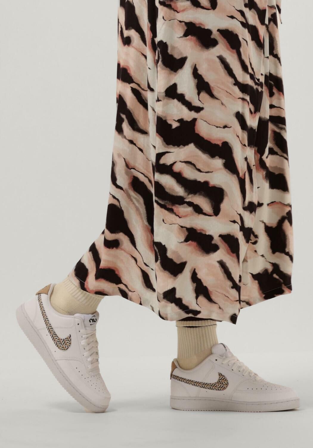 Witte NIKE Lage sneakers COURT VISION LOW WMNS - large