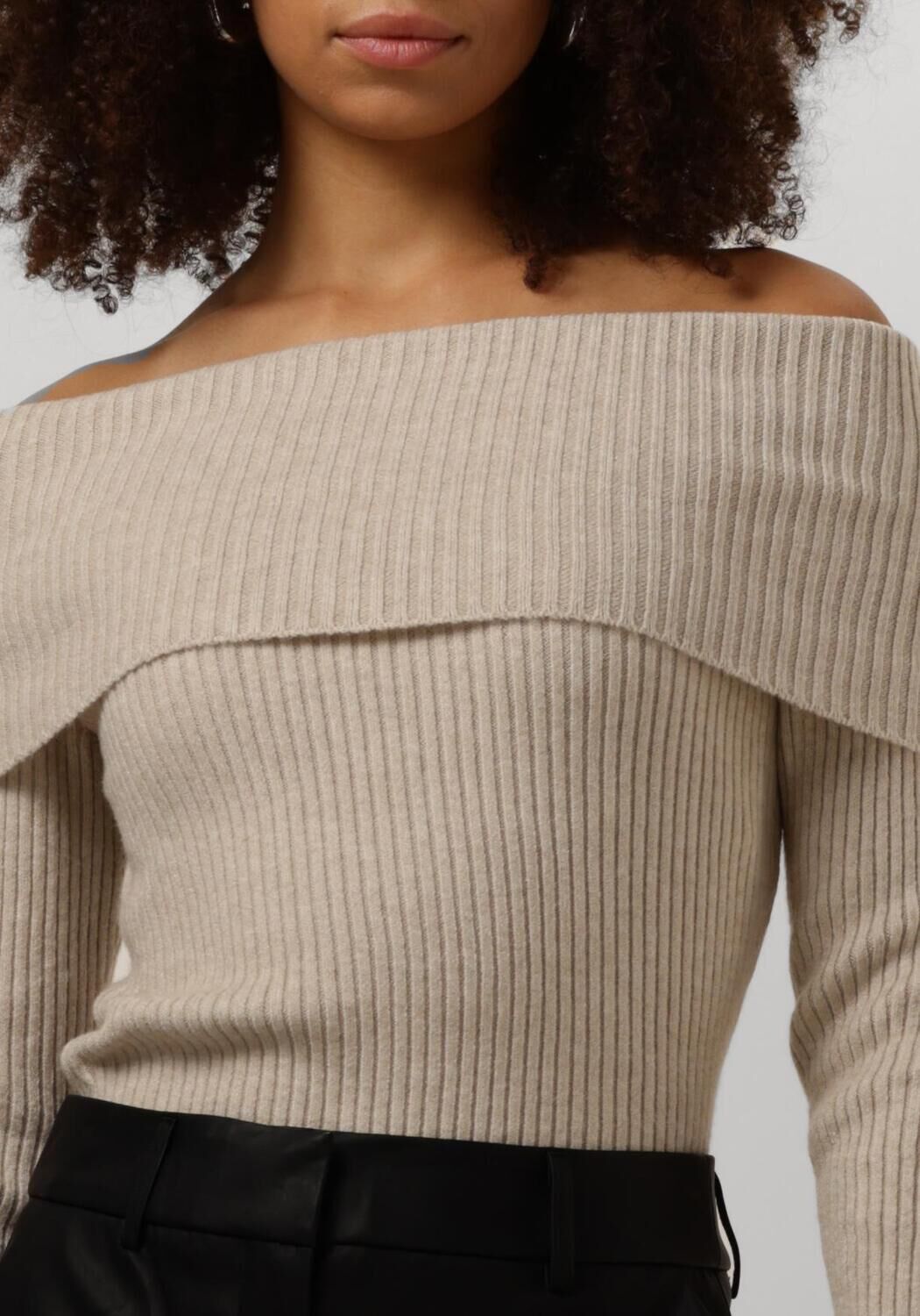 MINUS Dames Truien & Vesten Fame Off Shoulder Knit Pullover Zand