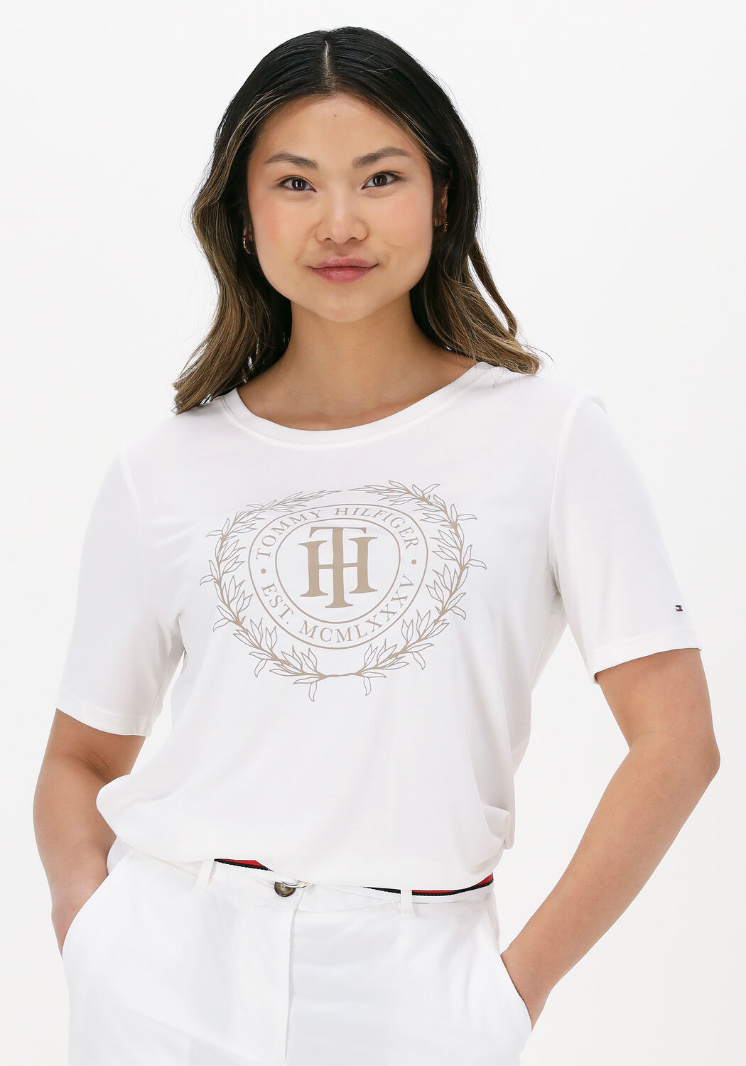 Witte TOMMY HILFIGER T-shirt REG SUEDED TH CREST OPEN-NK TEE | Omoda