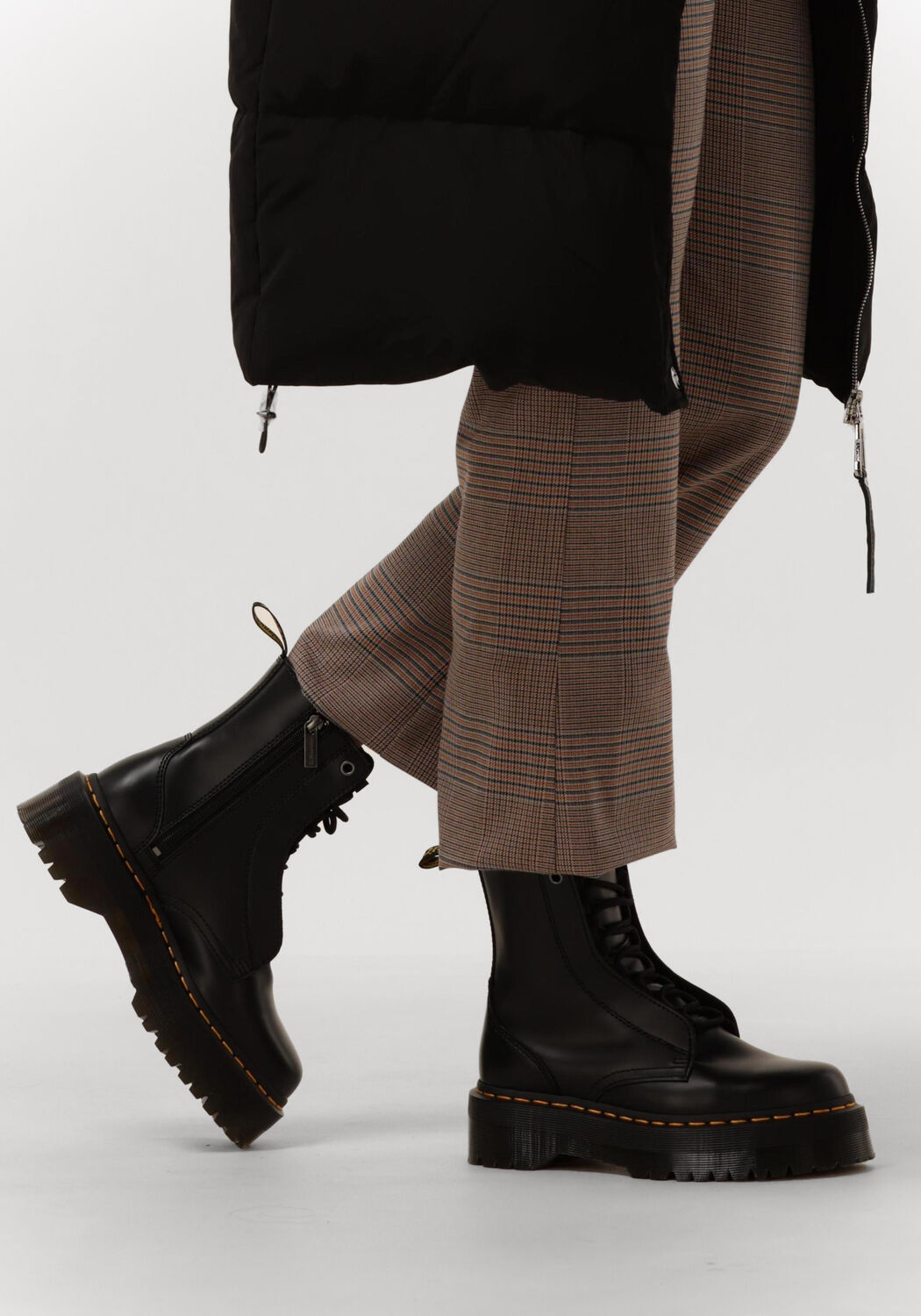 Zwarte DR MARTENS Veterboots VEGAN 1460 