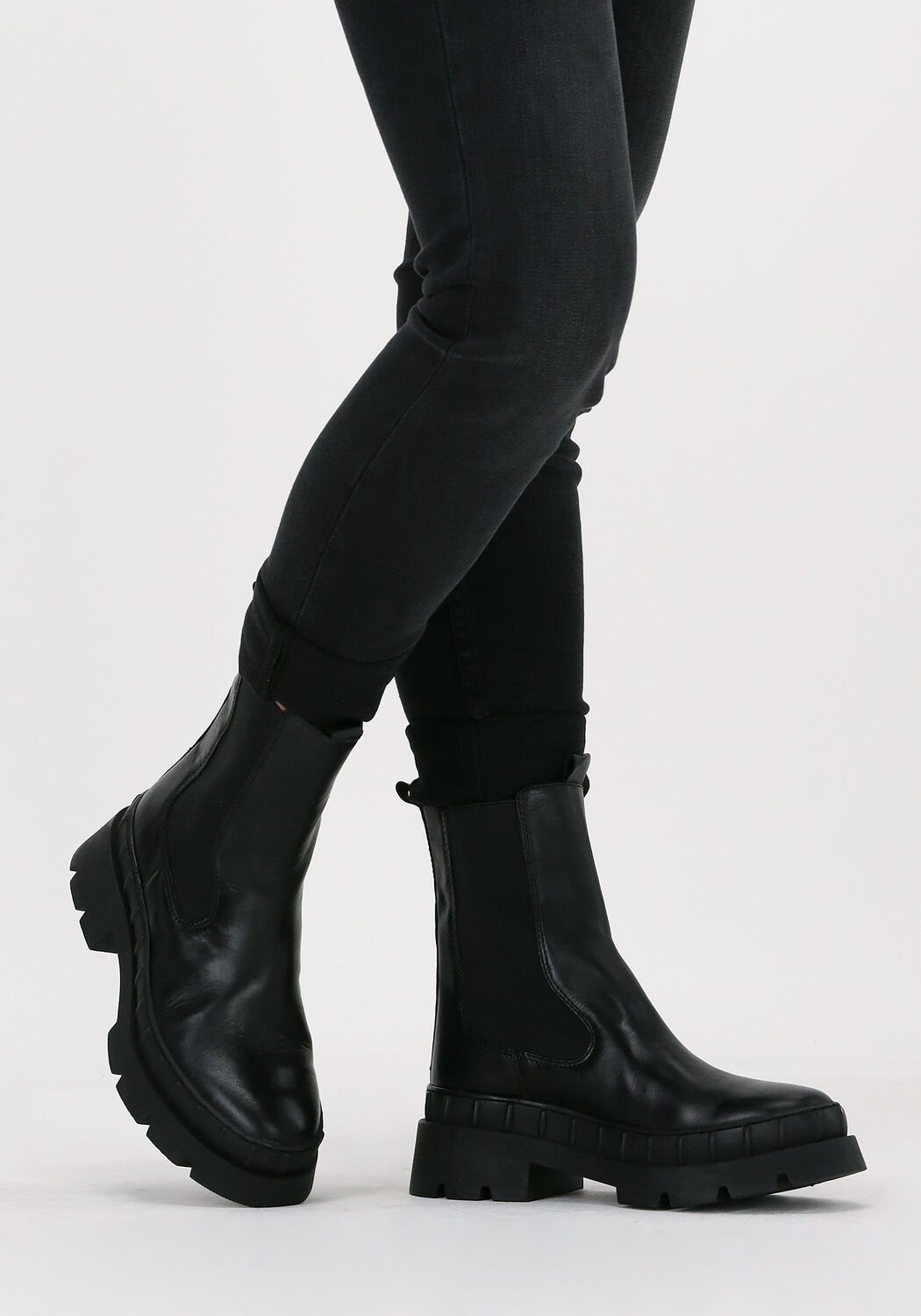 The fashion store that loves you back | Omoda