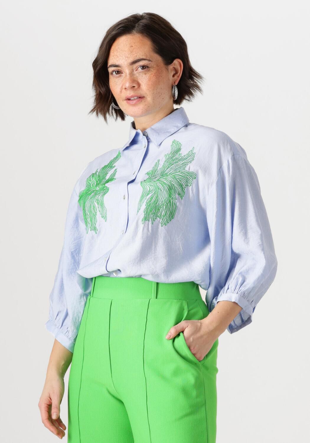 JANSEN AMSTERDAM Dames Blouses Odessa Blouse Fs 707 3 4 Puffed Sleeve Green Embroidery Blauw