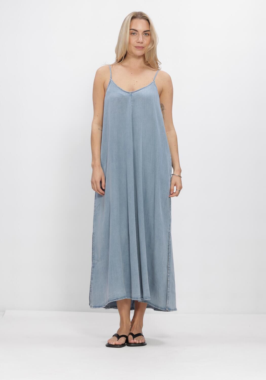 Lichtblauwe MY ESSENTIAL WARDROBE Midi jurk NELLYMW STRAP DRESS - large