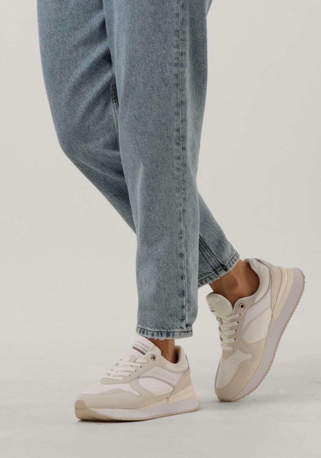 Witte TOMMY HILFIGER Lage sneakers ELEVATED FEMININE RUNNER - large