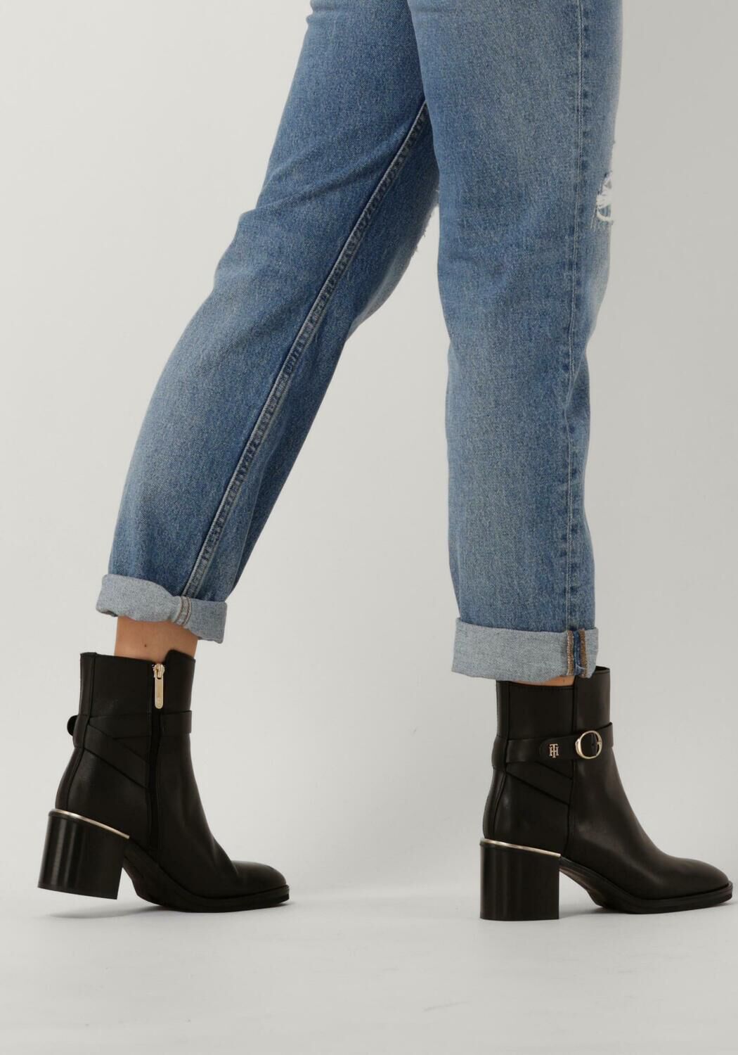 Zwarte TOMMY HILFIGER Enkellaarsjes TH BELT HEELED BOOT - large