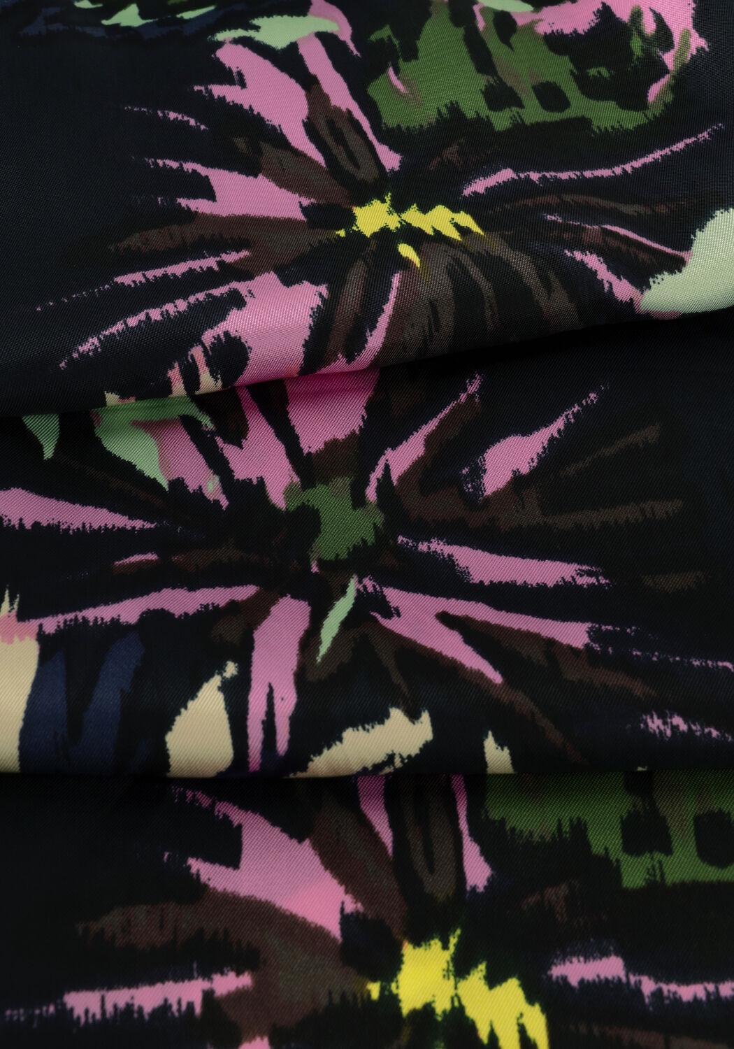 Zwarte SCOTCH & SODA Wijde broek GIA - MID RISE WIDE LEG PRINTED SILKY TROUSERS - large