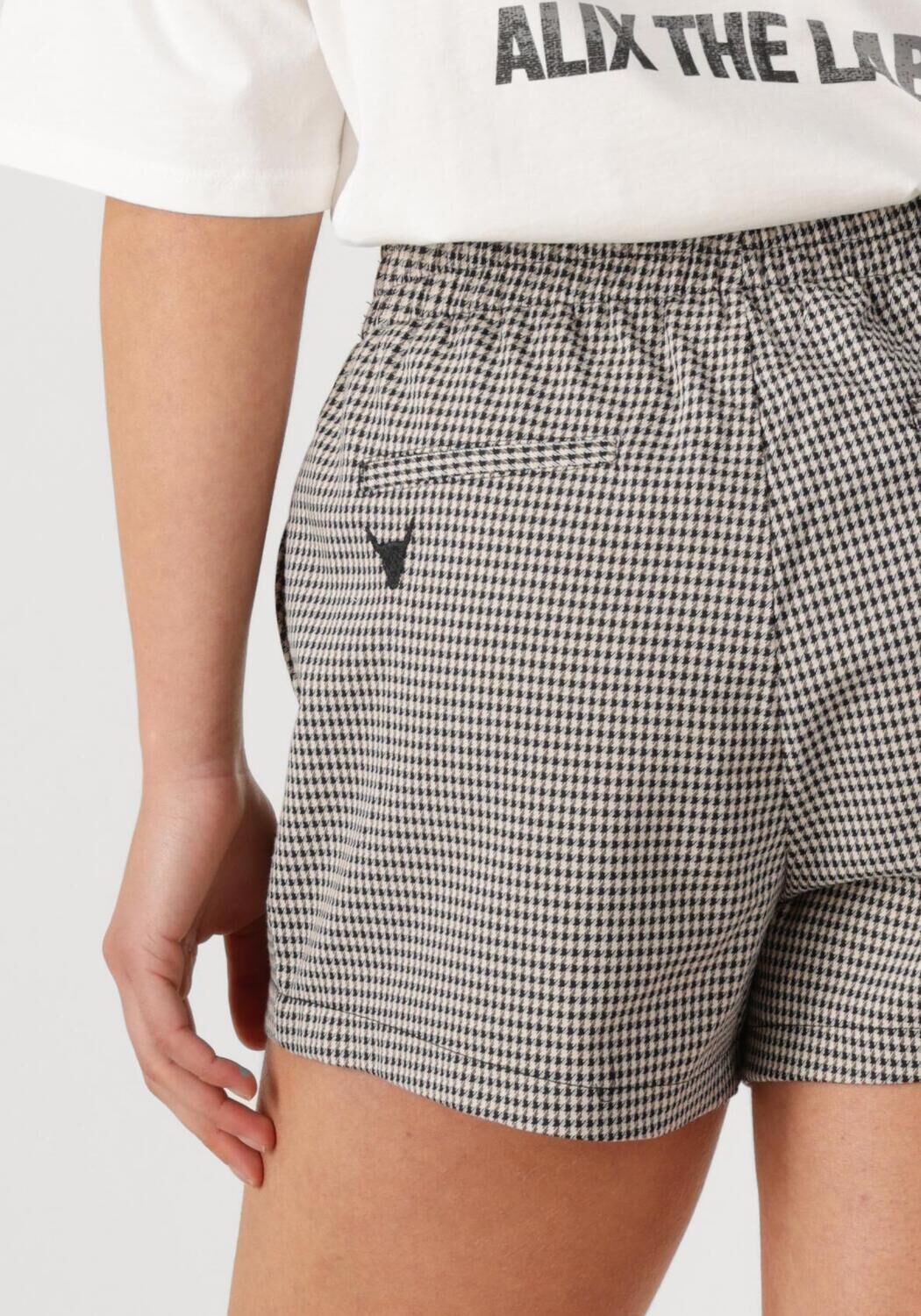 ALIX THE LABEL Dames Broeken Ladies Woven Boucle Shorts Zwart