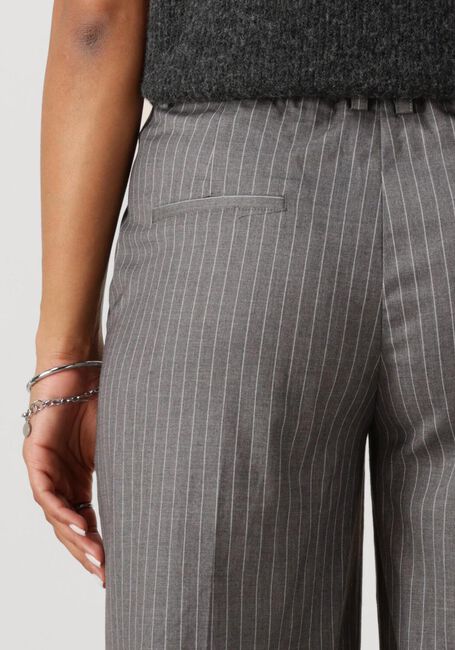Grijze ANOTHER LABEL Pantalon MOORE PLEATED PIN STRIPE PANTS - large