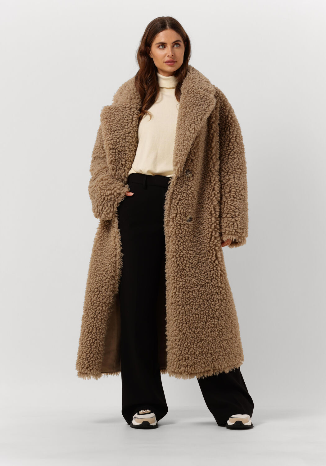 Taupe BEAUMONT Teddy jas REVERSIBLE CURLY LAMMY COAT | Omoda