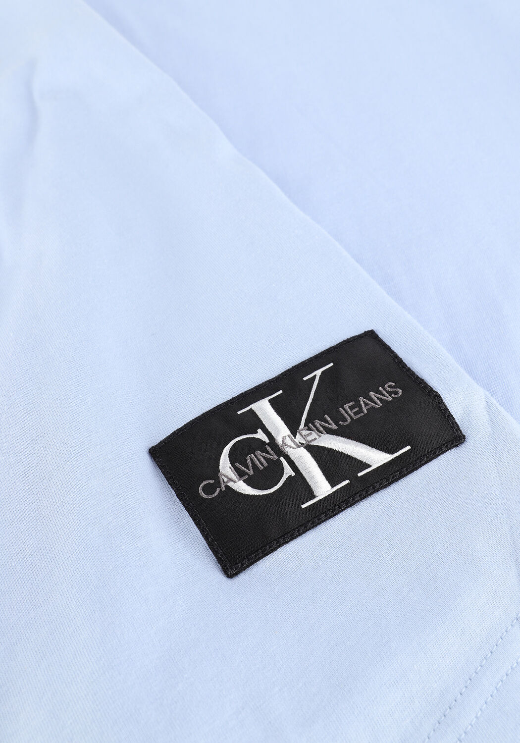 Lichtblauwe CALVIN KLEIN T-shirt BADGE TURN UP SLEEVE - large