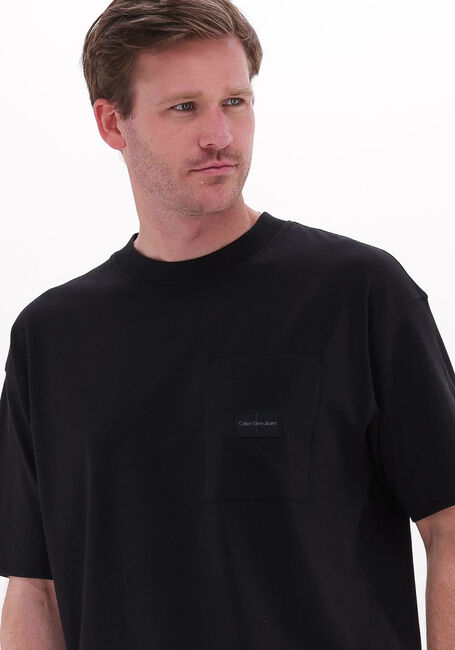 Zwarte CALVIN KLEIN T-shirt SHRUNKEN BADGE POCKET TEE - large