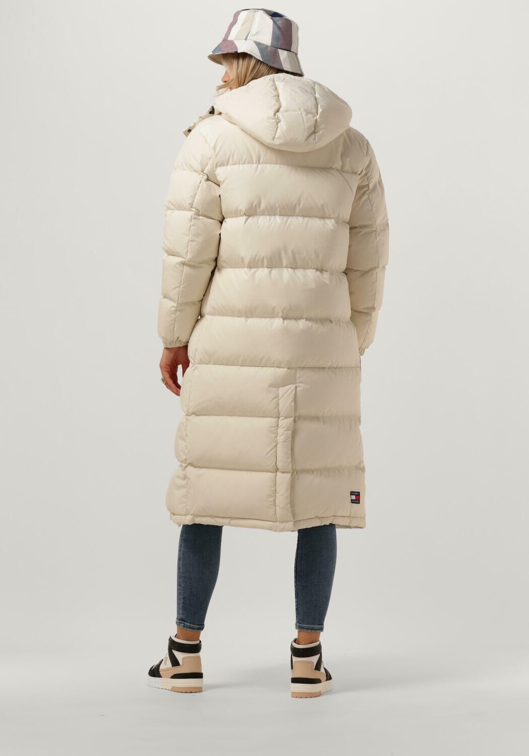 beige tommy jeans gewatteerde jas tjw alaska long puffer