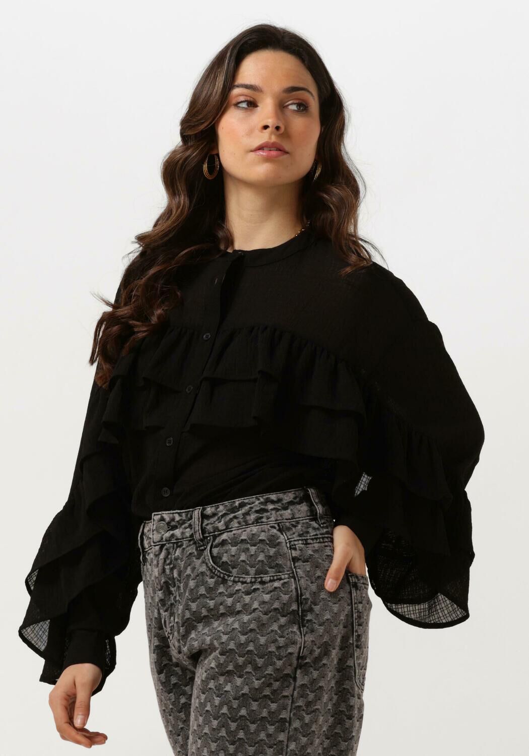 ALIX THE LABEL Dames Blouses Ladies Woven Structured Chiffon Ruffle Blouse Zwart