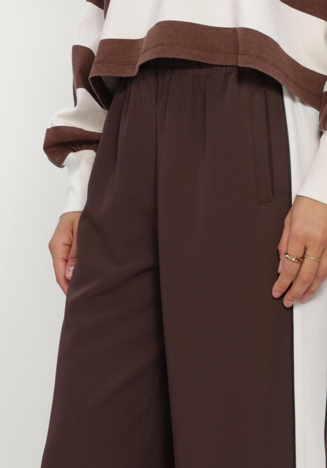 Bruine CATWALK JUNKIE Wijde broek TRACKSUIT TROUSERS WITH PIPING - large