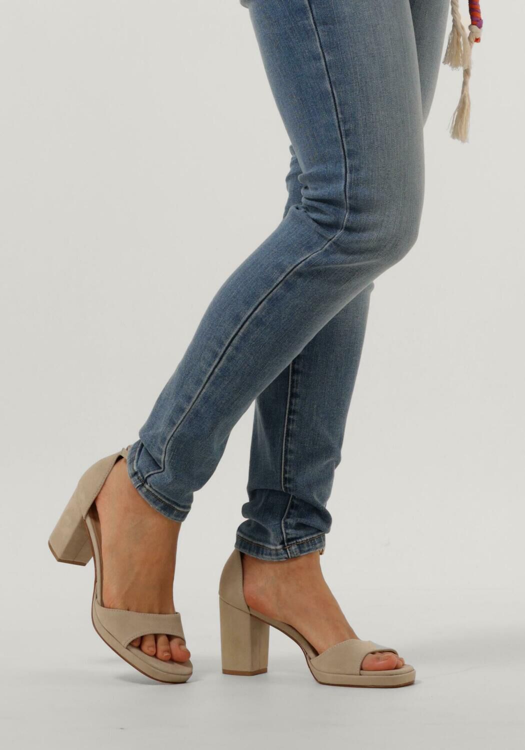 beige omoda sandalen isla 01
