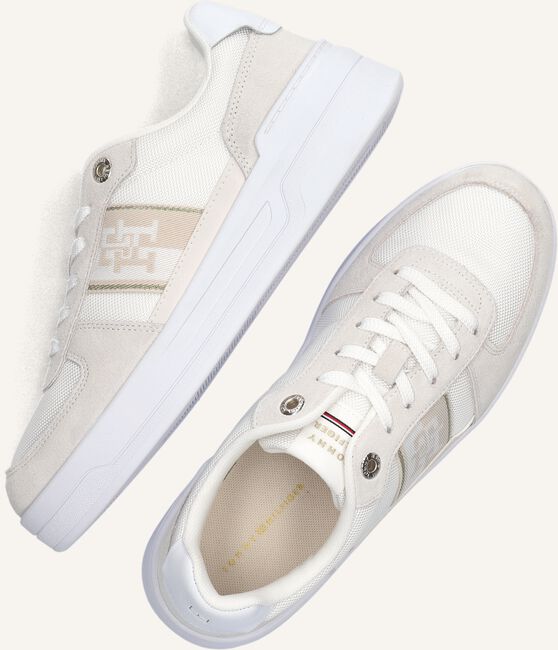 Witte TOMMY HILFIGER Lage sneakers BASKET WITH WEBBING Witte TOMMY HILFIGER Lage sneakers BASKET WITH WEBBING - large
