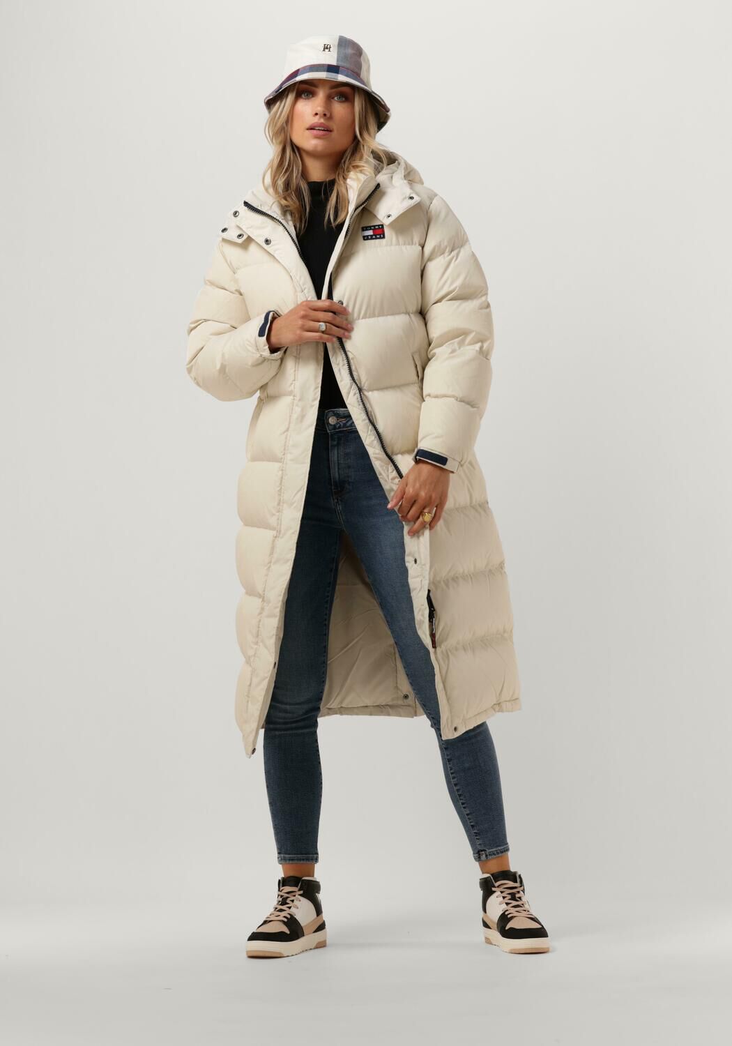 beige tommy jeans gewatteerde jas tjw alaska long puffer