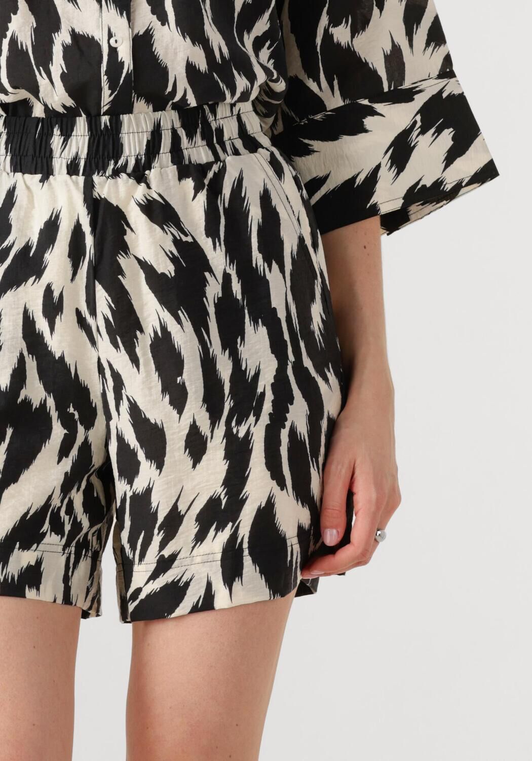 ROUGE EDIT Dames Broeken Roulinine Hw Fw Shorts Zwart