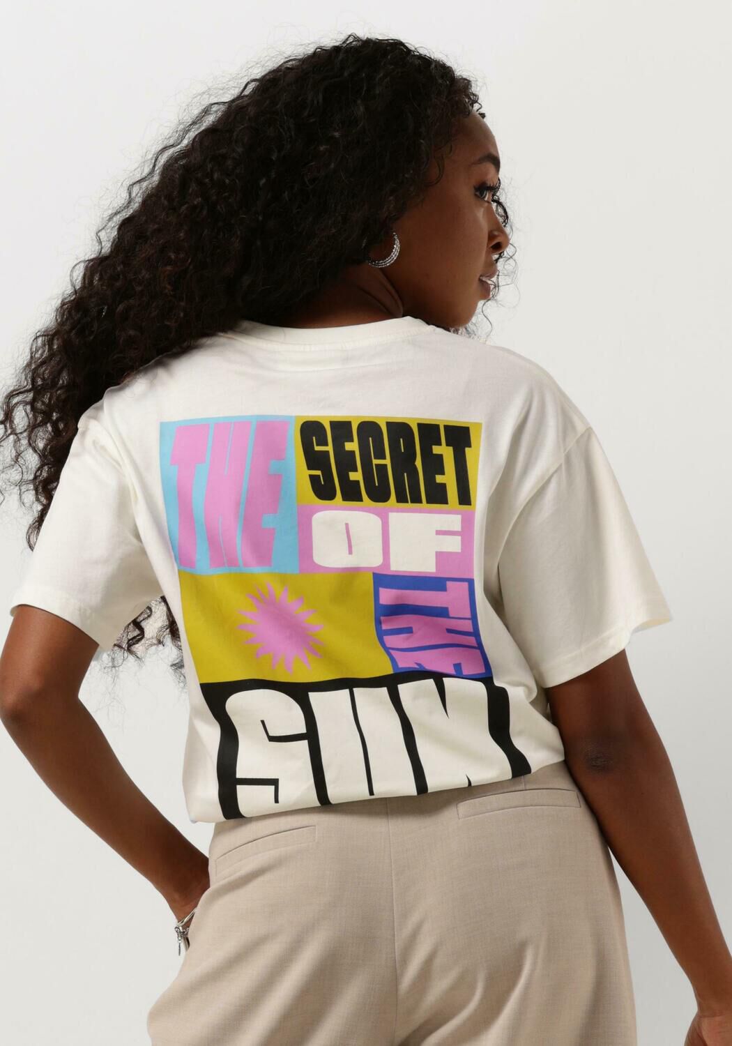 COLOURFUL REBEL Dames Tops & T-shirts Secret Sun Loosefit Tee Wit