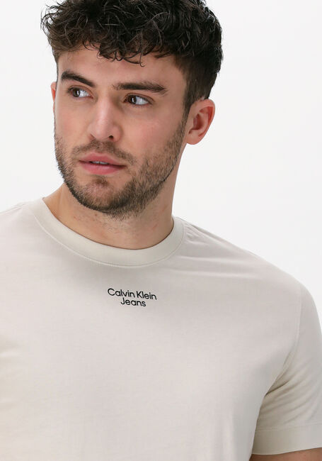 Gebroken wit CALVIN KLEIN T-shirt STACKED LOGO TEE - large