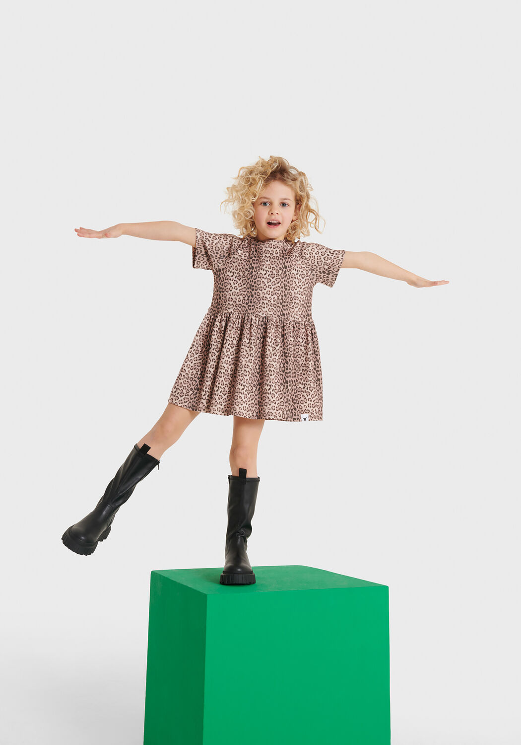 Bruine ALIX MINI Mini jurk KIDS KNITTED ANIMAL RIB DRESS Omoda