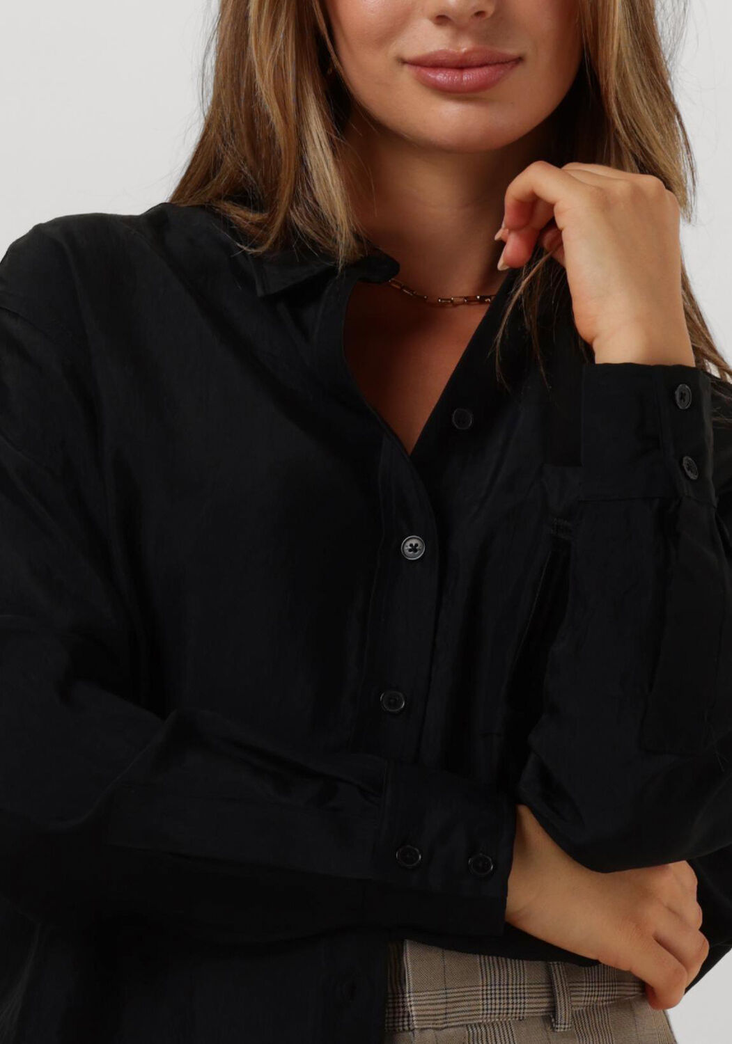 ALIX THE LABEL Dames Blouses Ladies Woven Shiny Crinkle Blouse Zwart