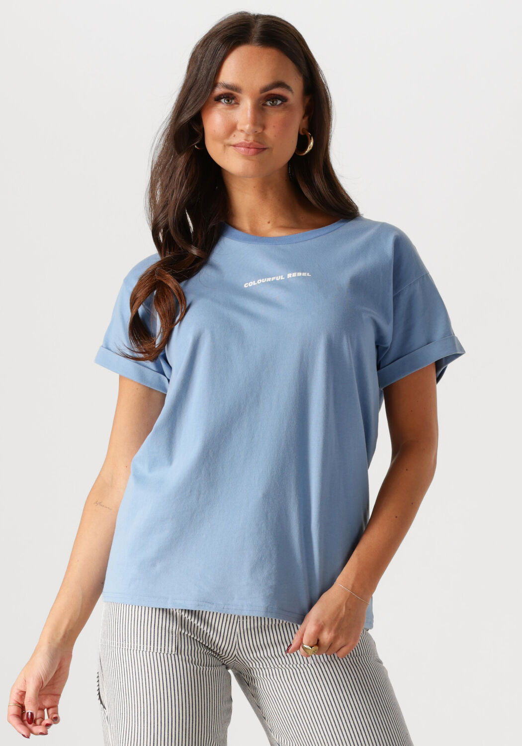 COLOURFUL REBEL Dames Tops & T-shirts Uni Logo Boxy Tee Lichtblauw