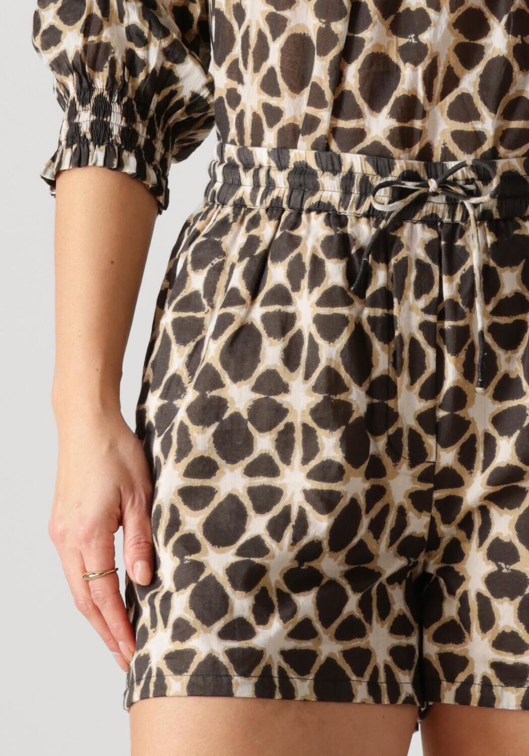 CIRCLE OF TRUST Dames Broeken Lotte Short Zwart