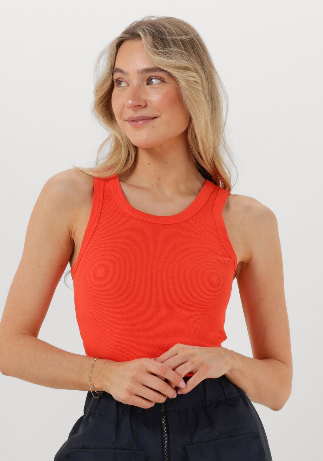 KNIT-TED Dames Tops & T-shirts Ella Oranje