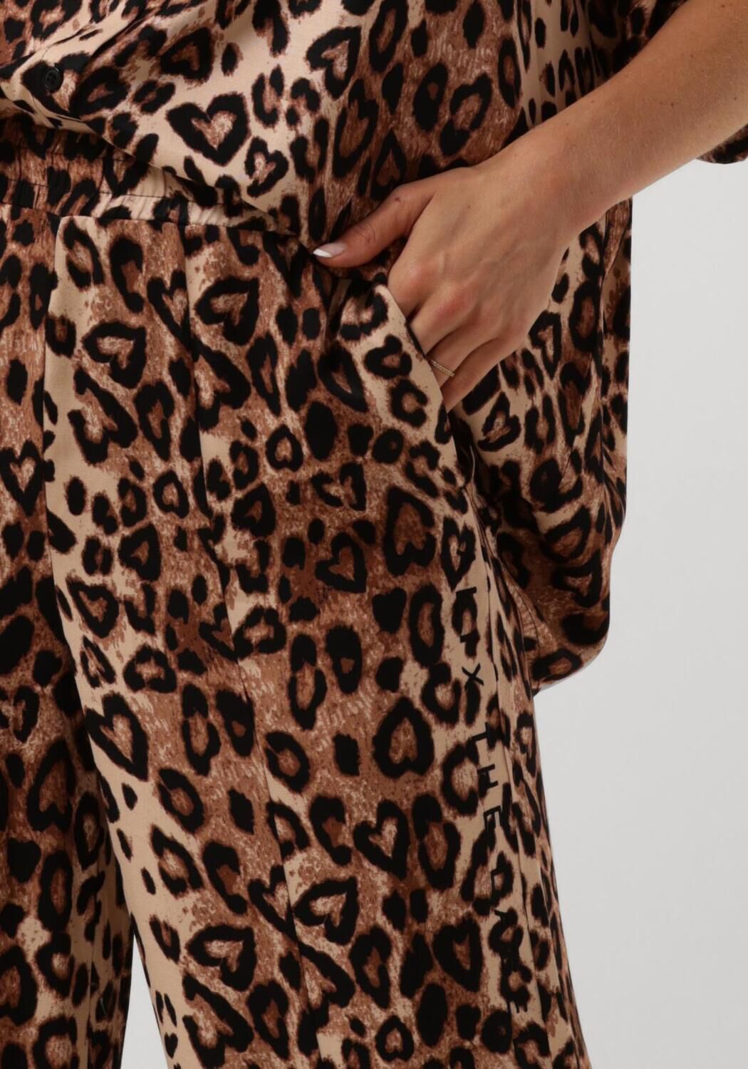 ALIX THE LABEL Dames Broeken Ladies Woven Twill Leopard Pants Bruin