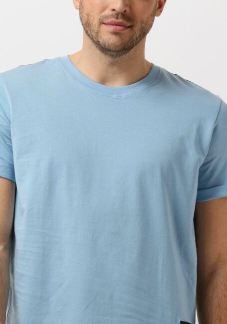 Lichtblauwe CALVIN KLEIN T-shirt BADGE TURN UP SLEEVE - large