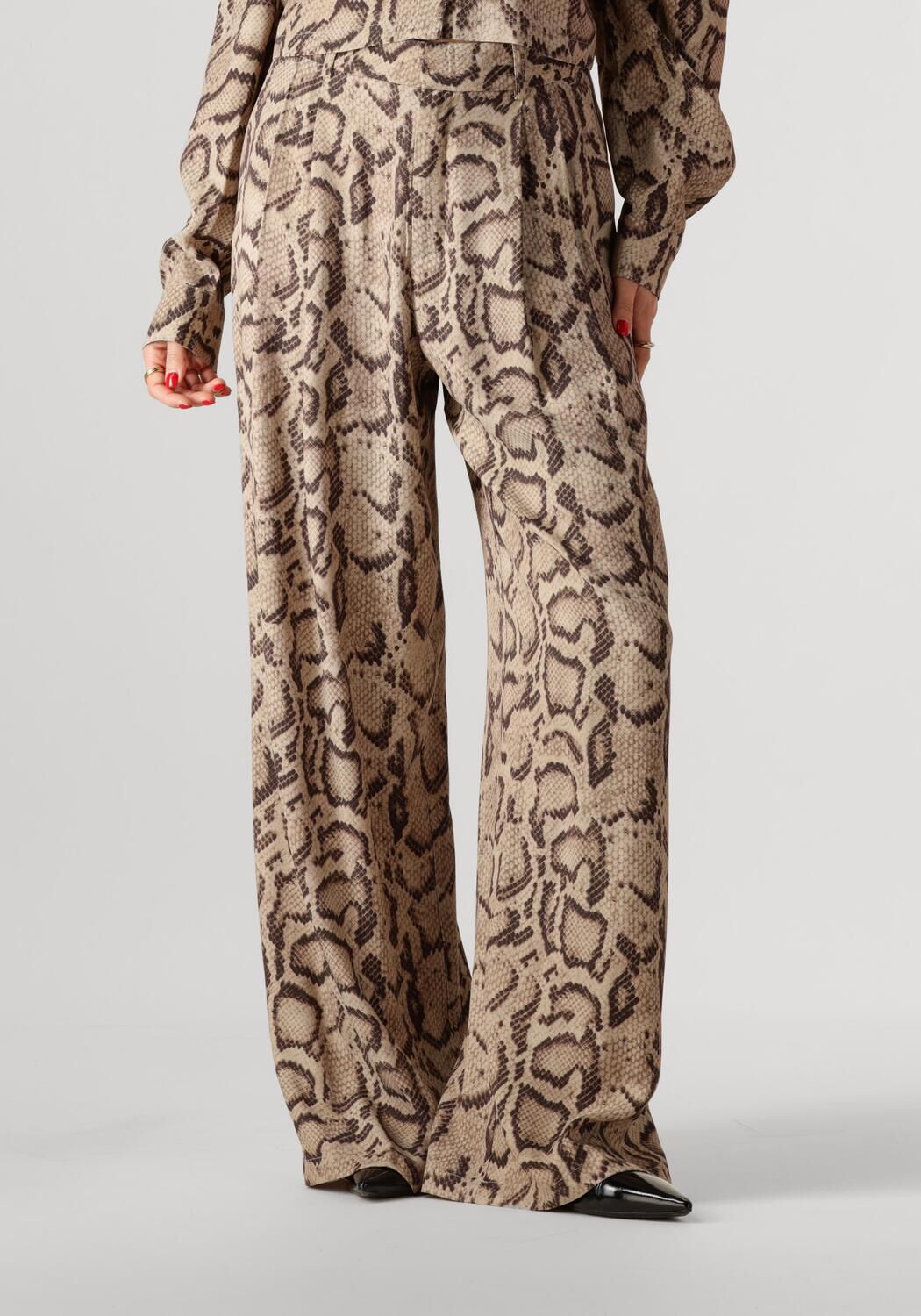 ALIX THE LABEL Dames Broeken Ladies Woven Snake Twill Pants Zand