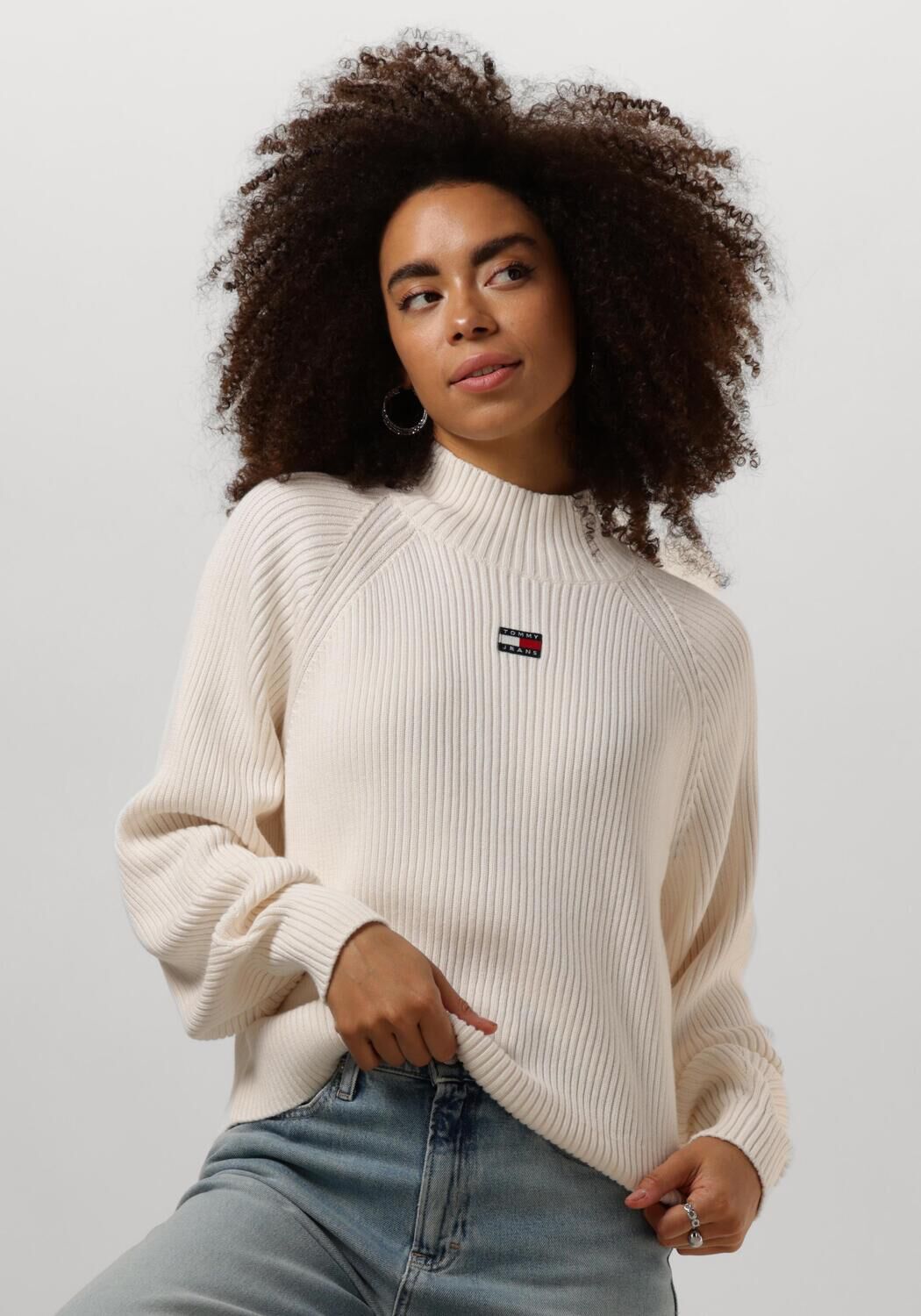 witte tommy jeans trui tjw badge mockneck sweater
