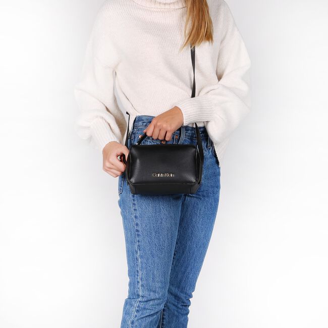 Zwarte CALVIN KLEIN FRAME CAMERA BAG Schoudertas | Omoda calvin klein camerabag