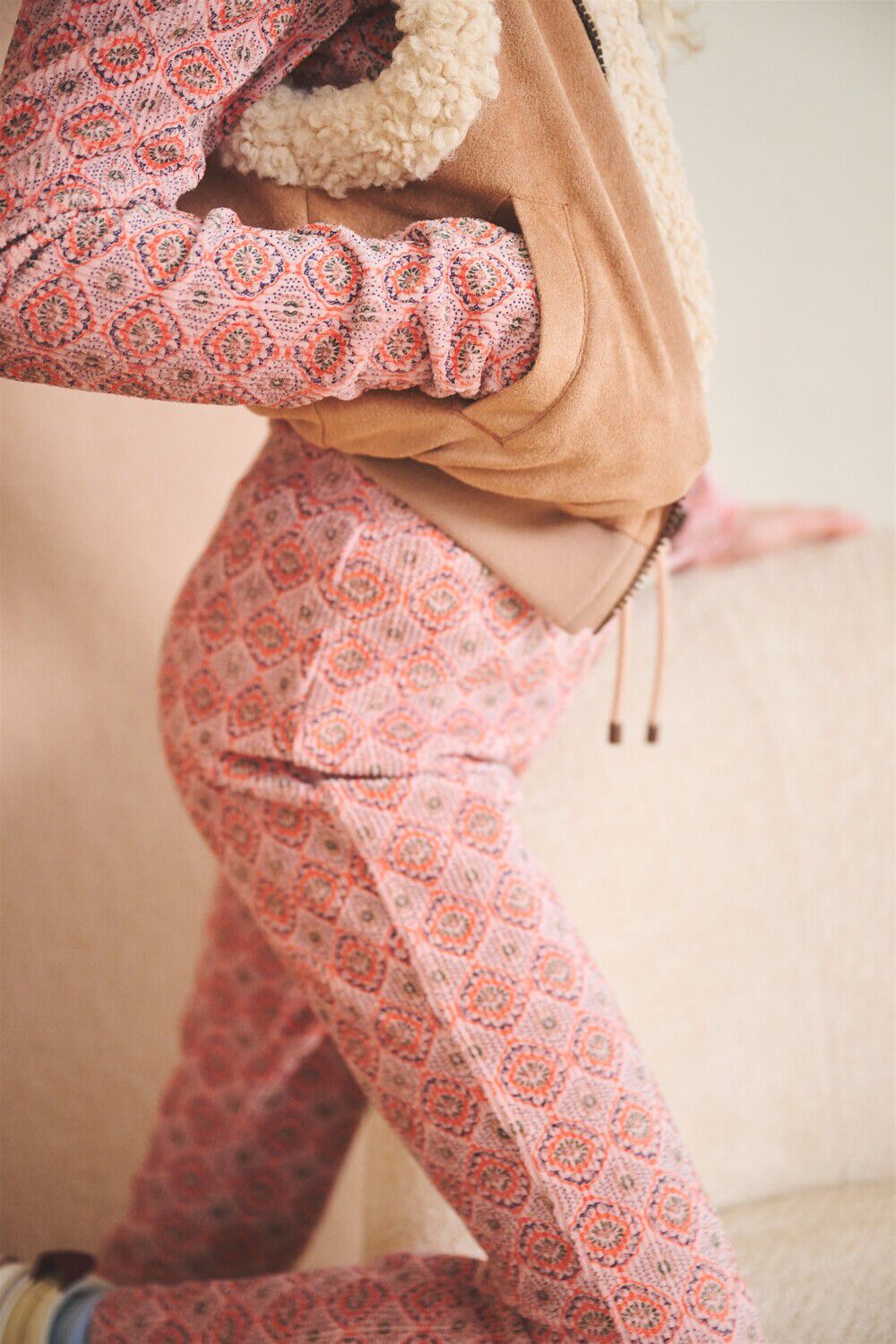 Roze NONO Flared broek SADY AOP FLARED PANTS - large